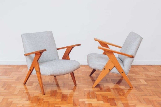 Poltrona N, de José Zanine Caldas — Criada em 1950, a peça que mistura ângulos e linhas retas foi destaque internacional desde o lançamento. A peça do arquiteto, escultor e designer autodidata, conhecido como mestre da madeira, tem também a identidade de seu criador impressa na madeira maciça