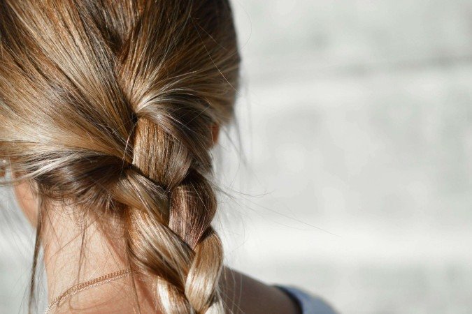 A pesquisa revelou que um puxão de cabelo é cerca de 10 vezes mais doloroso do que uma picada de agulha - (crédito: Tamara Bellis/Unsplash) A pesquisa revelou que um puxão de cabelo é cerca de 10 vezes mais doloroso do que uma picada de agulha - (crédito: Tamara Bellis/Unsplash)