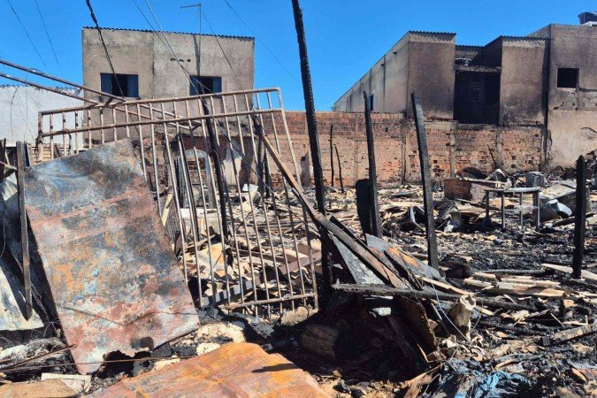 Incêndio atinge barracos e desabriga 30 famílias no Recanto das Emas -  (crédito: Minervino Júnior/CB/D.A.Press)