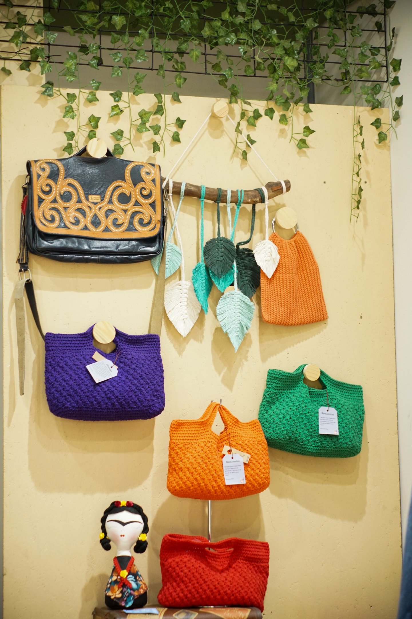 Peças vendidas por Alana, como bolsas, adereços, sandálias, roupas e itens de decoração, são feitas com linhas de resíduos têxtil e retalhos de tecido        