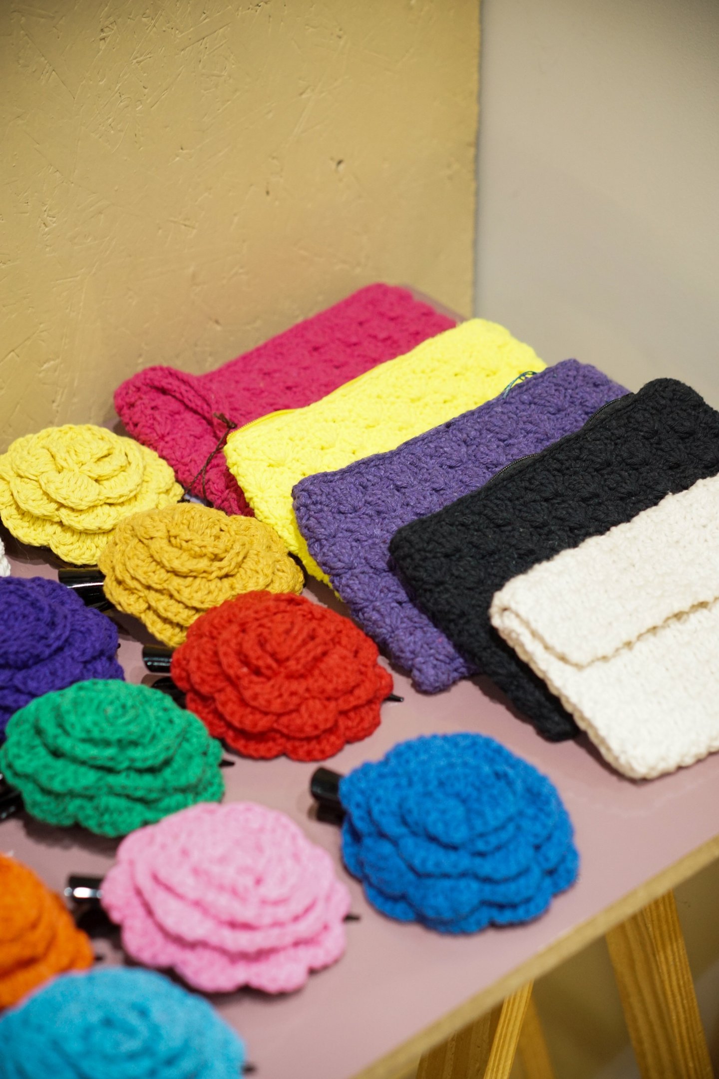 Peças vendidas por Alana, como bolsas, adereços, sandálias, roupas e itens de decoração, são feitas com linhas de resíduos têxtil e retalhos de tecido    