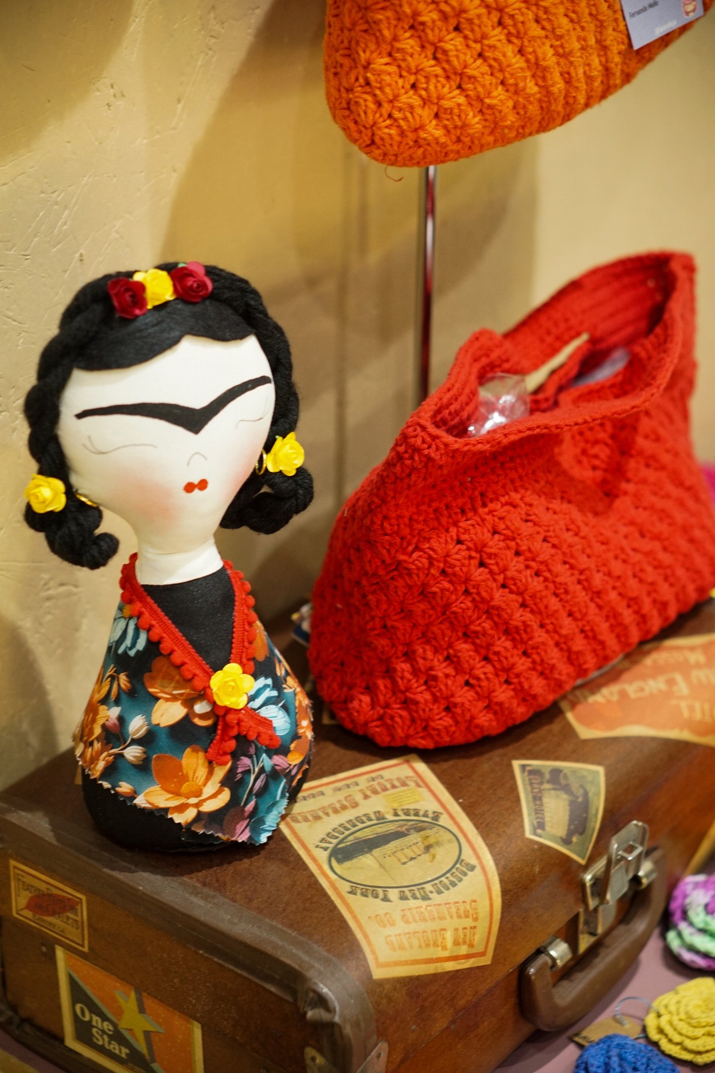 Peças vendidas por Alana, como bolsas, adereços, sandálias, roupas e itens de decoração, são feitas com linhas de resíduos têxtil e retalhos de tecido    