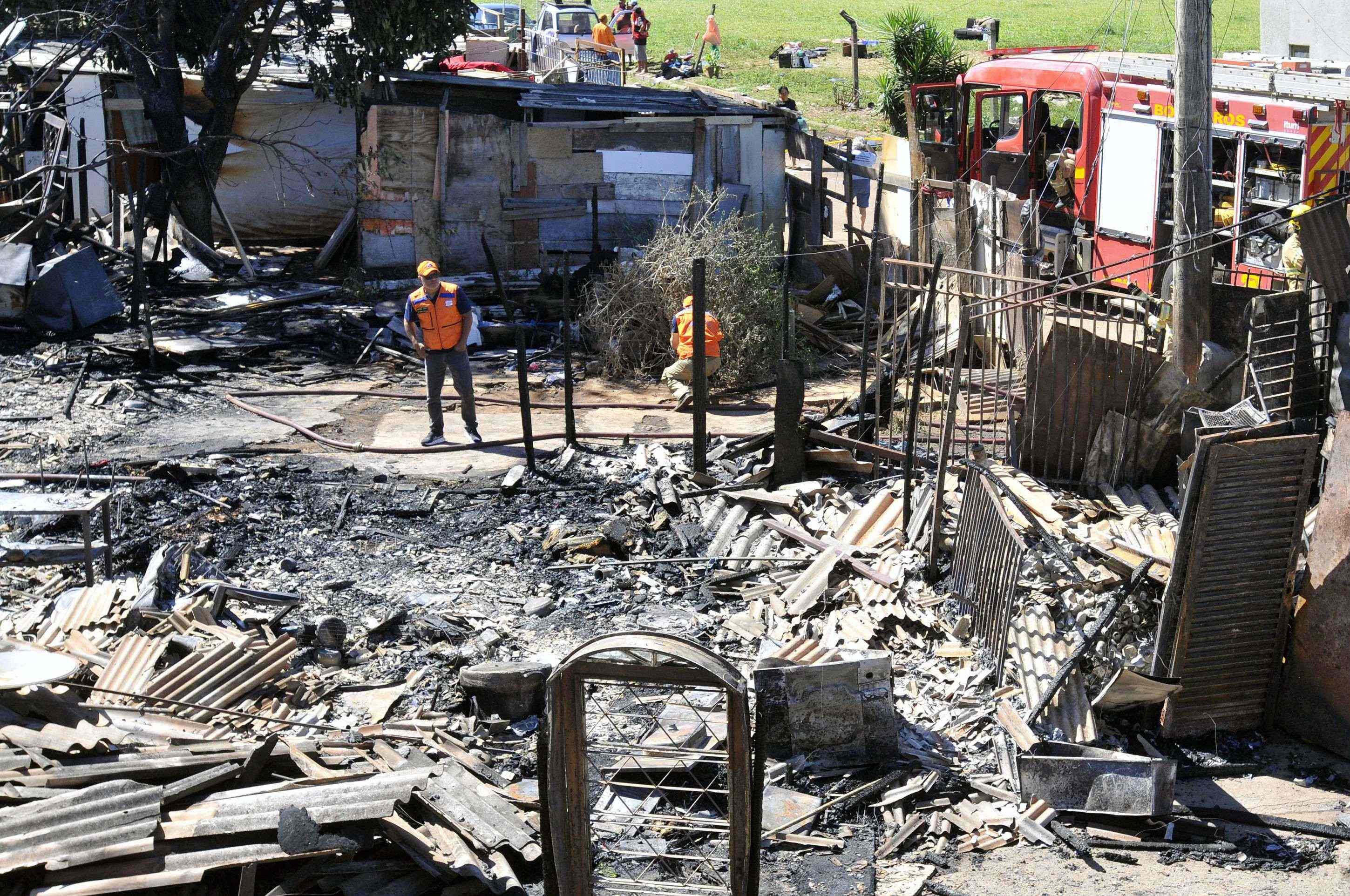 Incêndio no Recanto das Emas é alerta do alto risco em invasões Incêndio no Recanto das Emas é alerta do alto risco em invasões