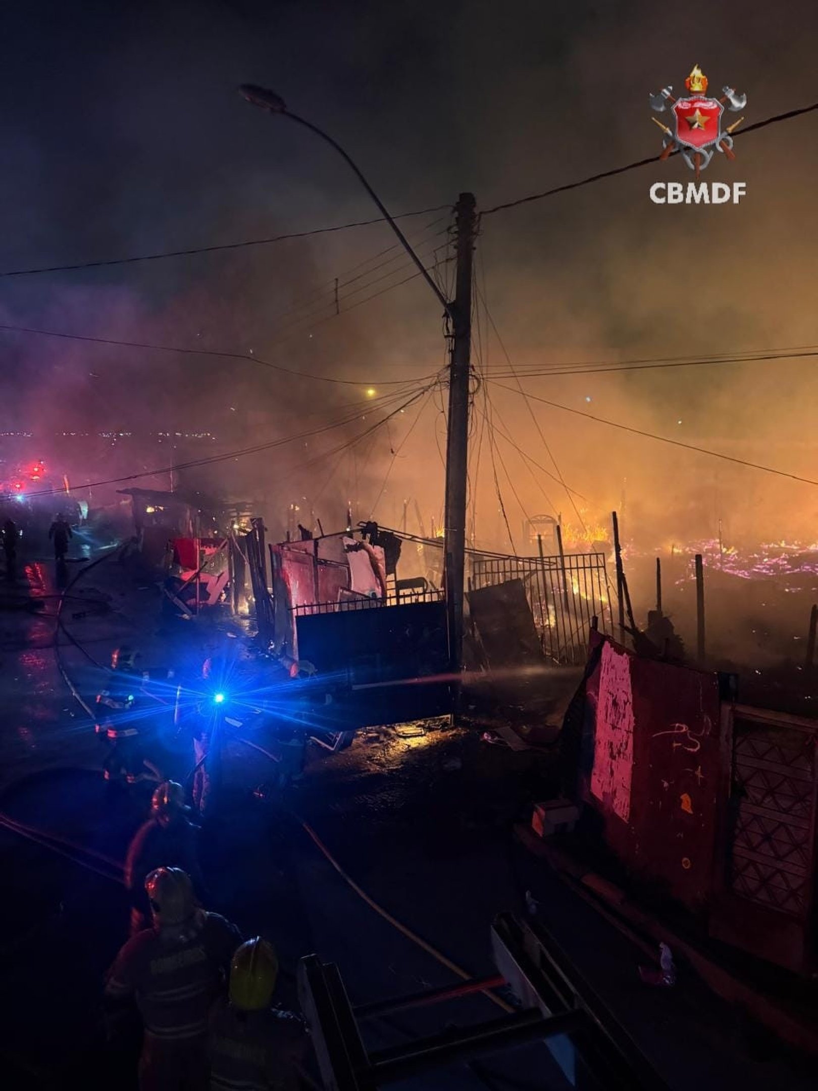 Incêndio em 30 barracos deixa moradores desabrigados