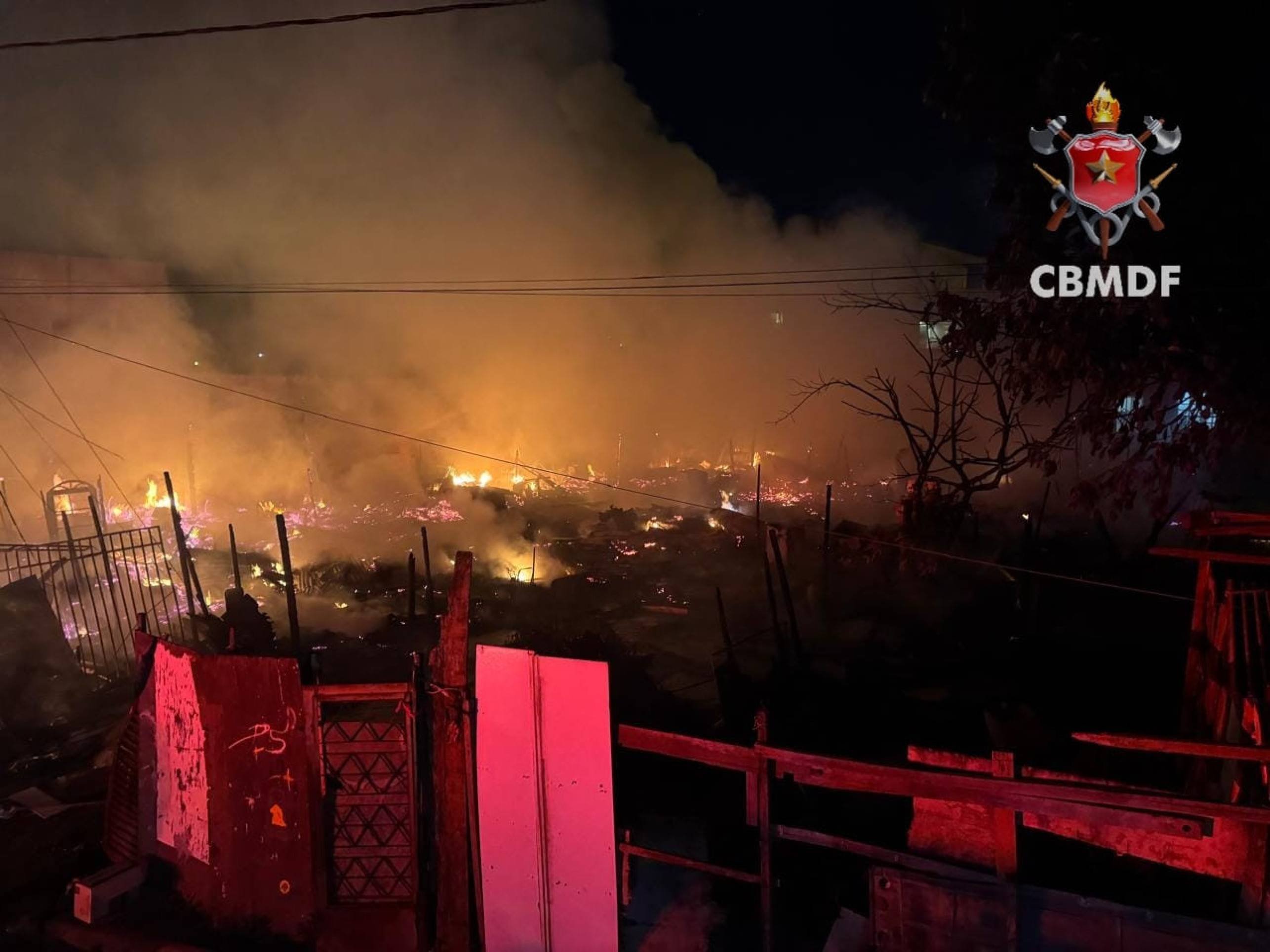 Incêndio em 30 barracos deixa moradores desabrigados