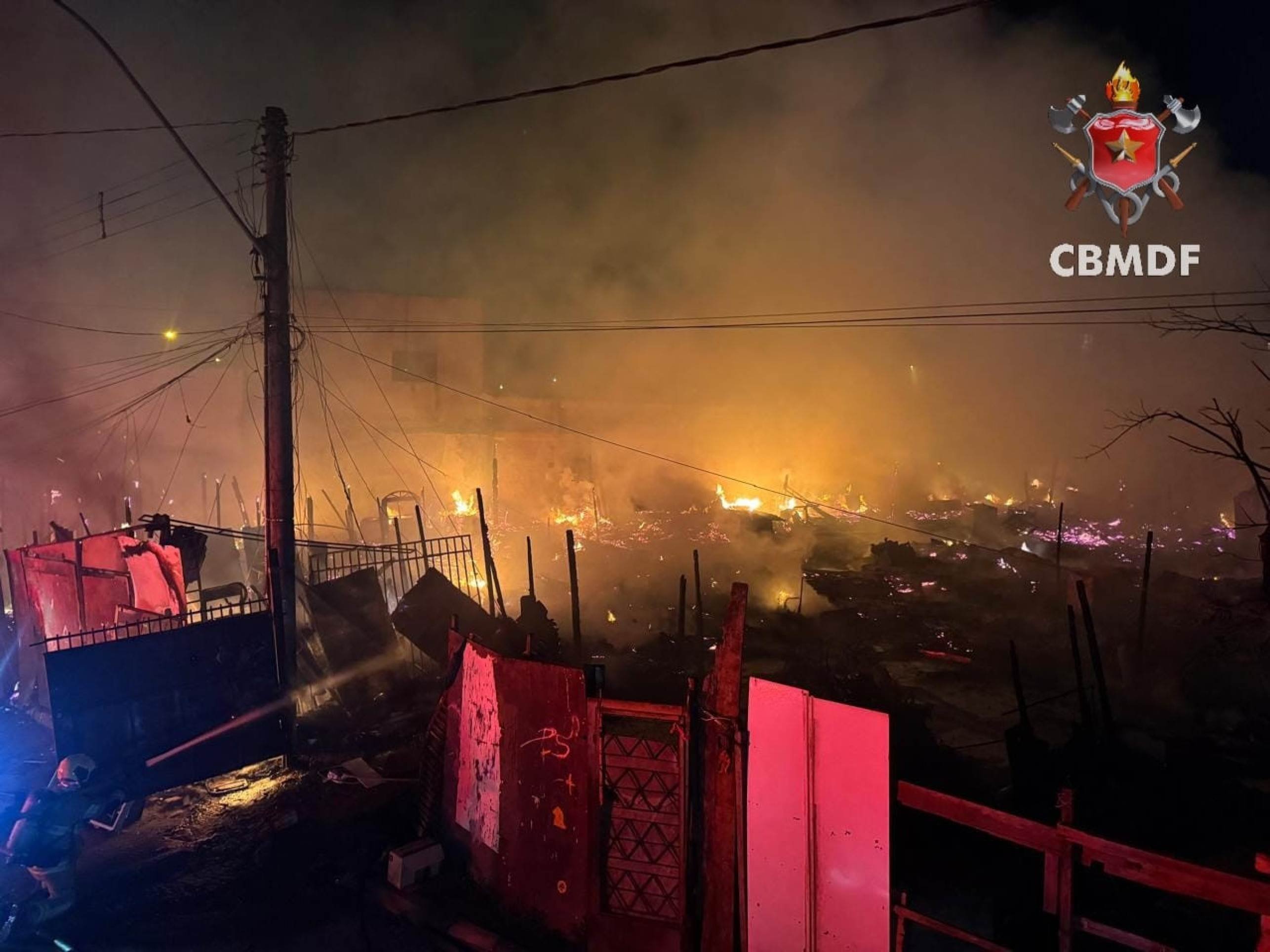 Incêndio em 30 barracos deixa moradores desabrigados