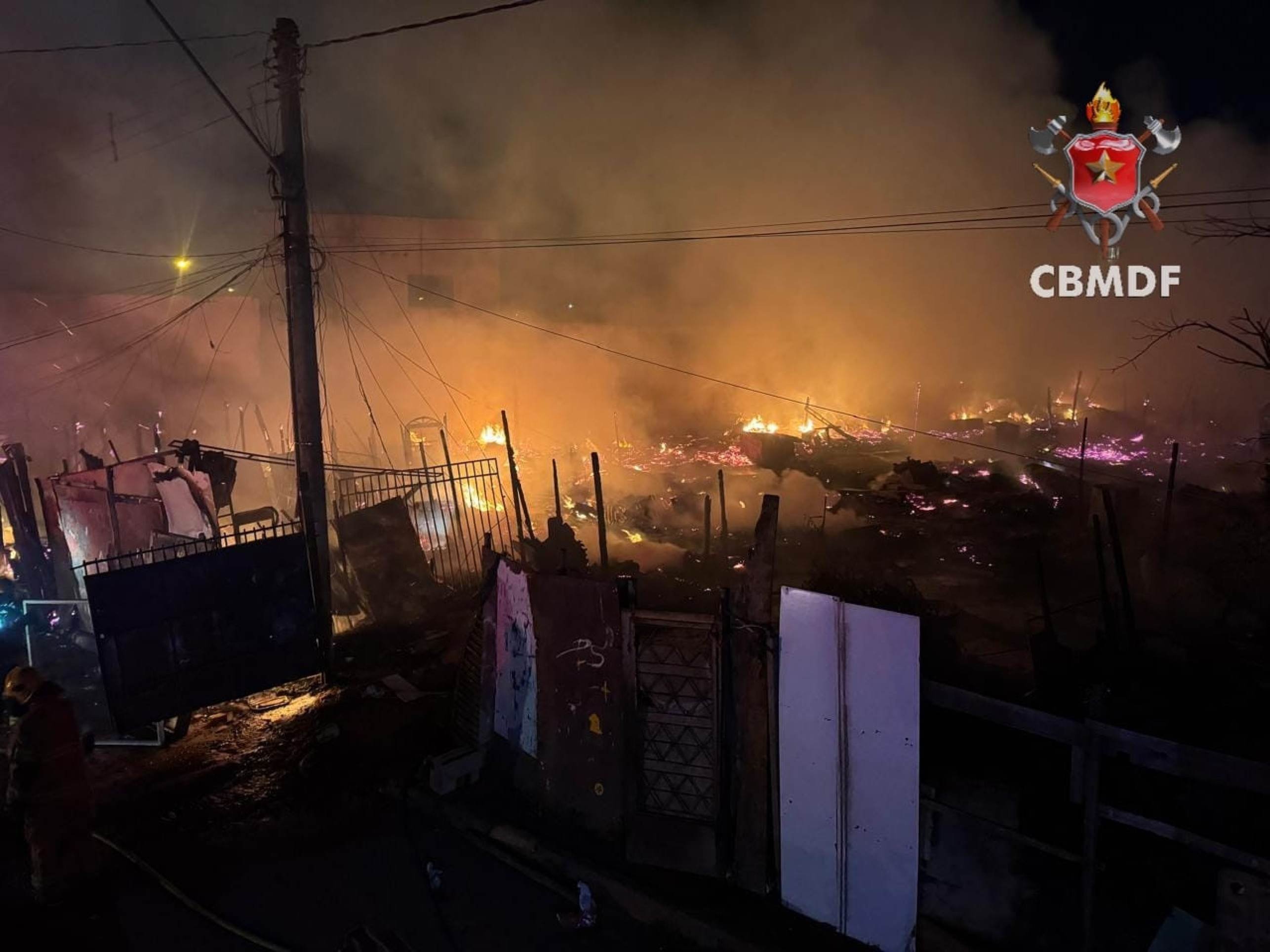 Incêndio em 30 barracos deixa moradores desabrigados