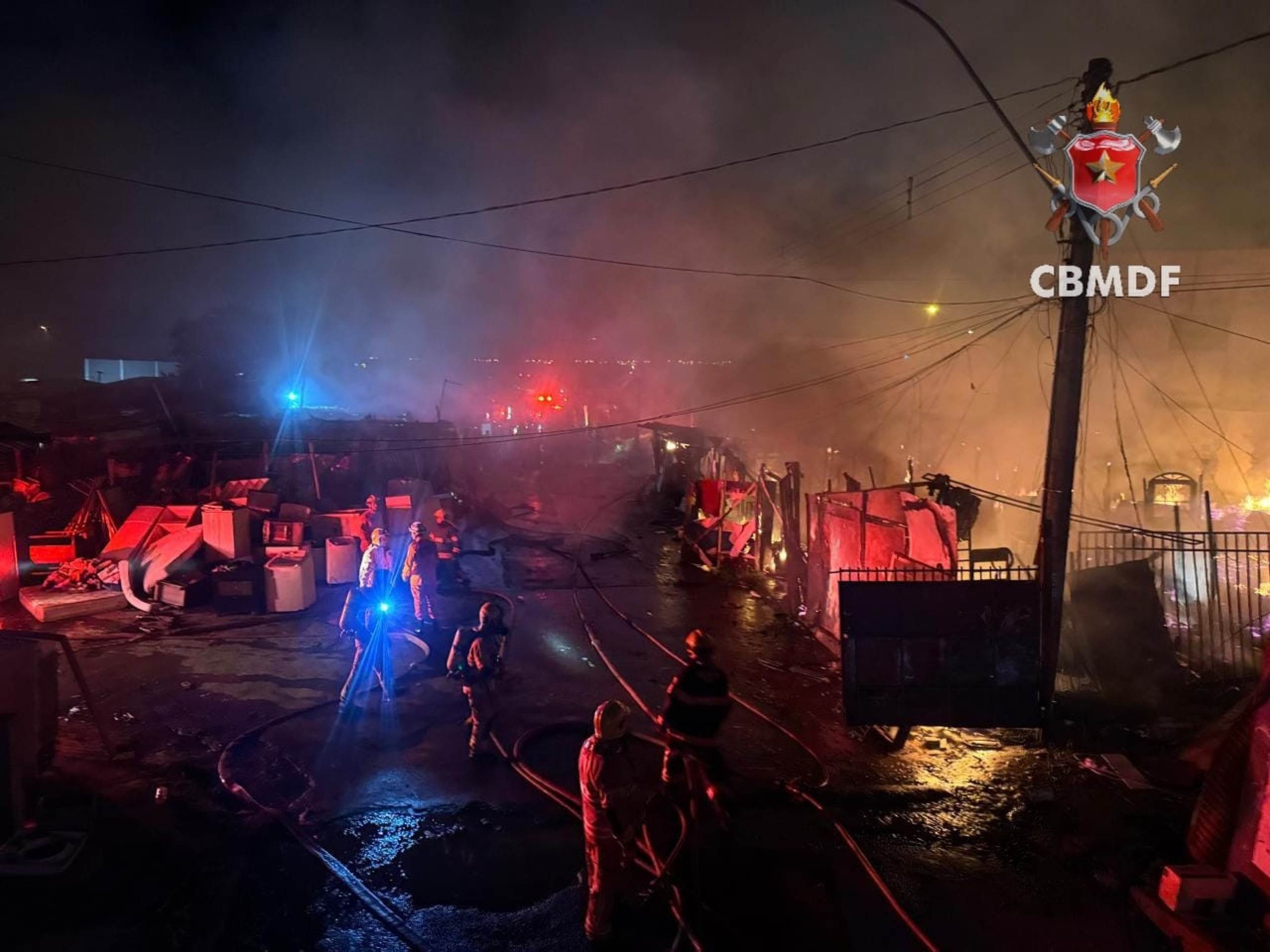 Incêndio em 30 barracos deixa moradores desabrigados