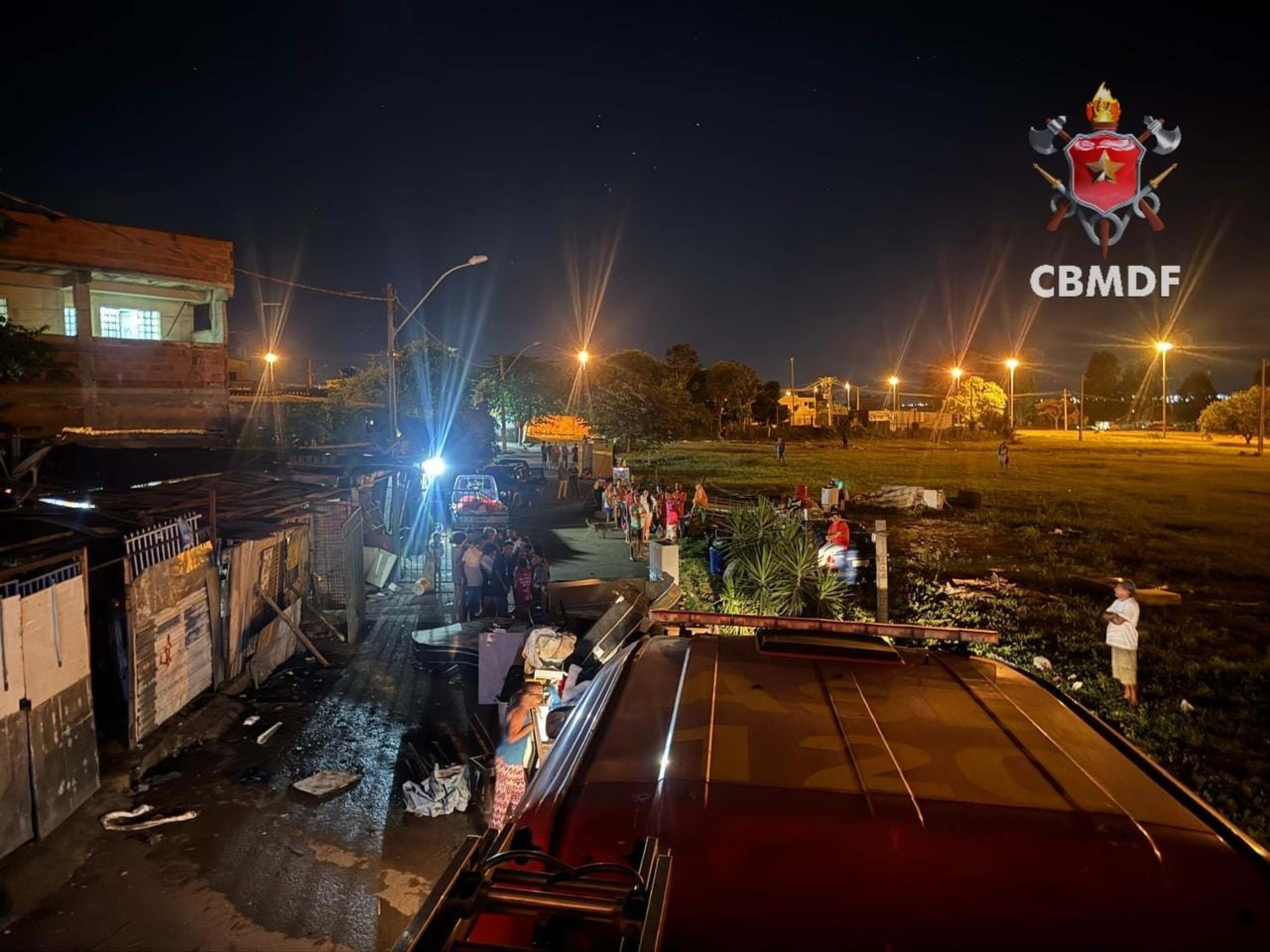 Incêndio em 30 barracos deixa moradores desabrigados