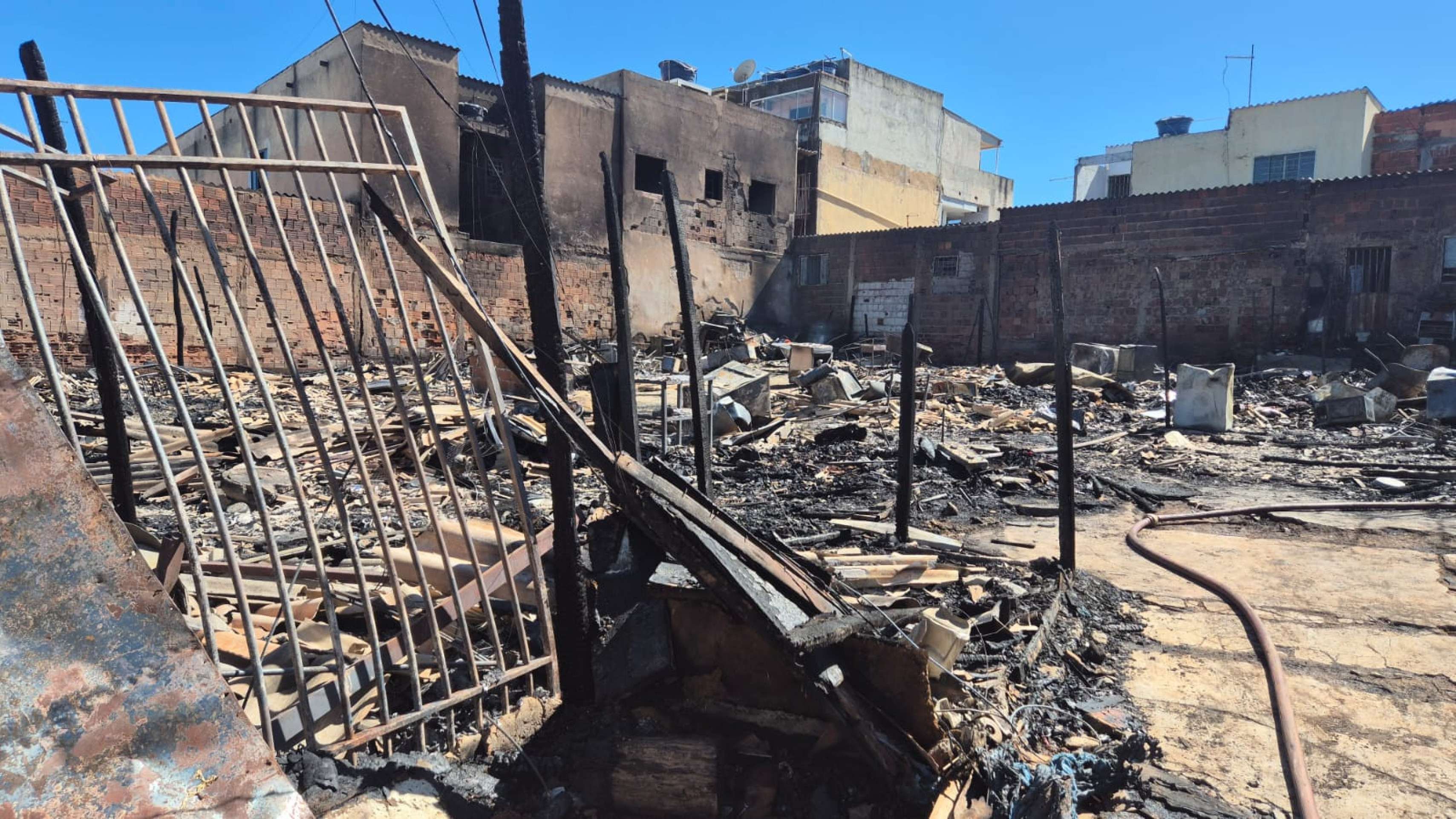 Incêndio atinge barracos e desabriga 30 famílias no Recanto das Emas