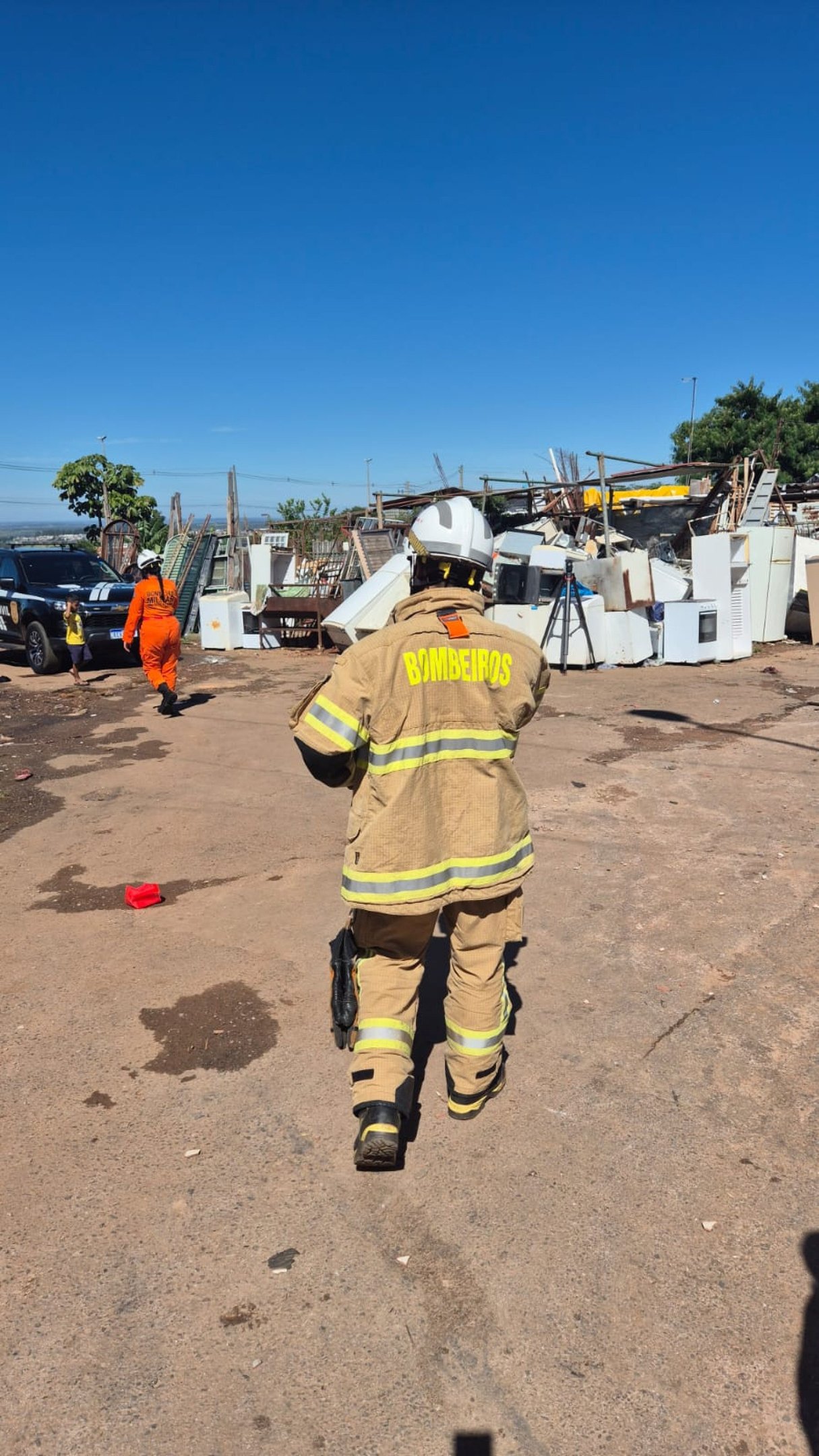 Incêndio atinge barracos e desabriga 30 famílias no Recanto das Emas