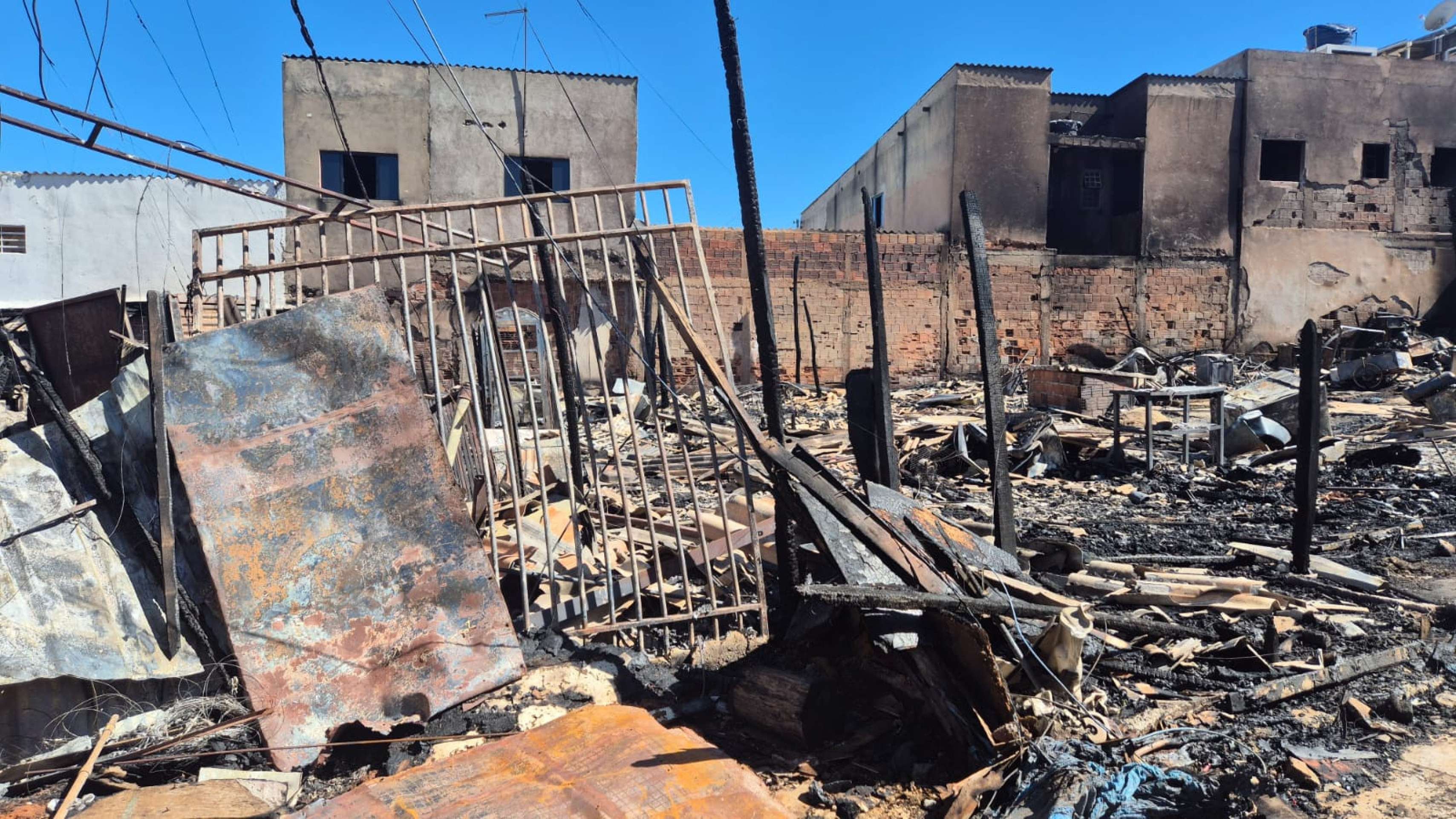 Incêndio atinge barracos e desabriga 30 famílias no Recanto das Emas