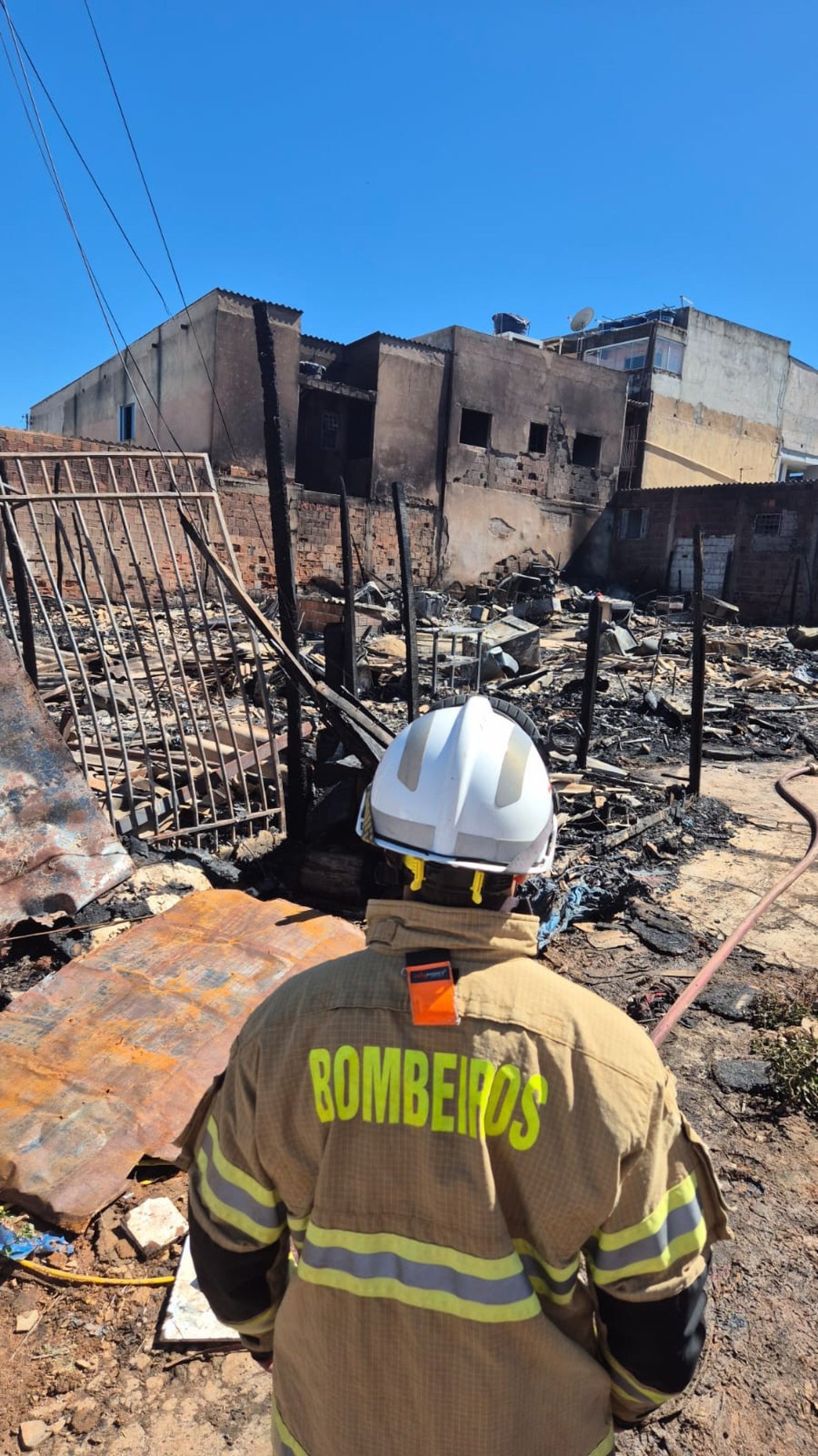 Incêndio atinge barracos e desabriga 30 famílias no Recanto das Emas