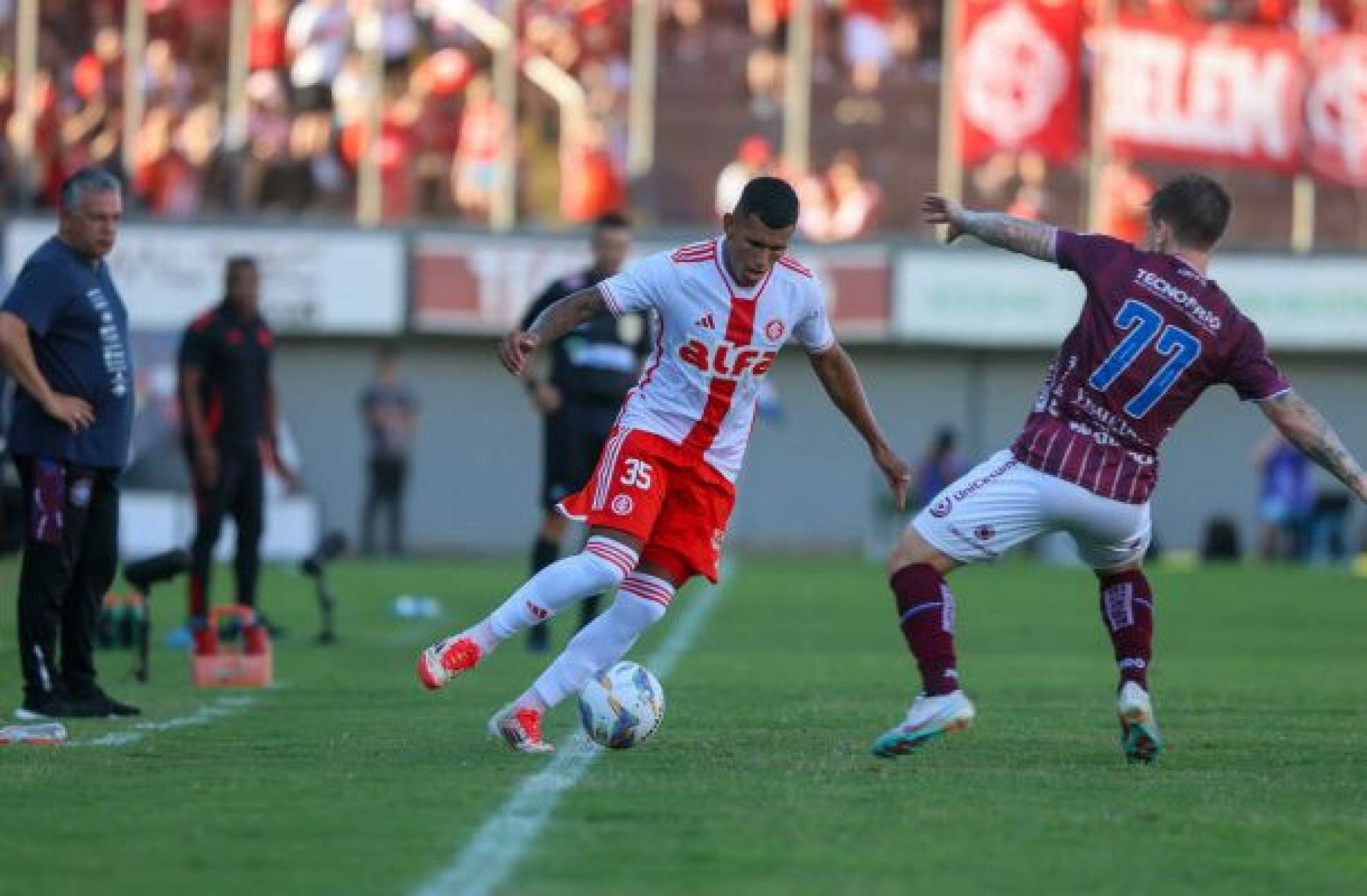 Vitinho decide, Inter vence o Caxias e fica perto da final do Gaúcho