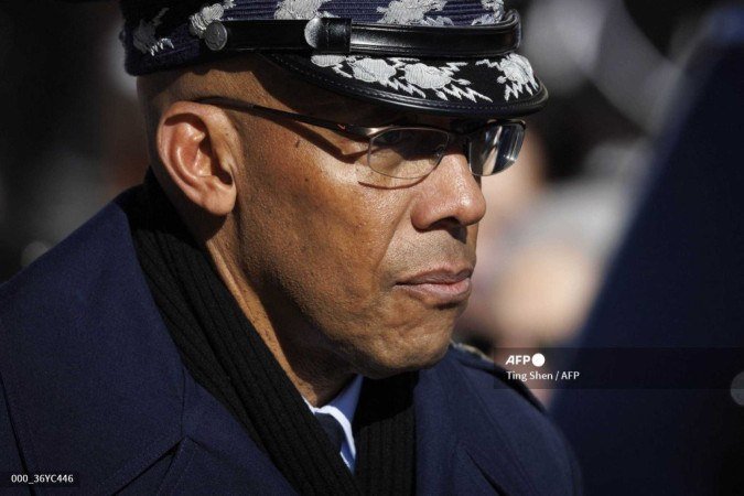 O general Charles Brown, que foi nomeado pelo ex-presidente democrata em 2023 e se tornou o segundo afro-americano nesta posição-chave no Pentágono, será substituído por Dan Caine - (crédito: Ting Shen / AFP) O general Charles Brown, que foi nomeado pelo ex-presidente democrata em 2023 e se tornou o segundo afro-americano nesta posição-chave no Pentágono, será substituído por Dan Caine - (crédito: Ting Shen / AFP)