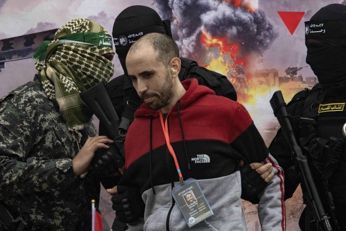 Avera Mengistu é outro refém libertado pelo Hamas em Gaza - (crédito: HAITHAM IMAD/EPA-EFE/REX/Shutterstock) Avera Mengistu é outro refém libertado pelo Hamas em Gaza - (crédito: HAITHAM IMAD/EPA-EFE/REX/Shutterstock)