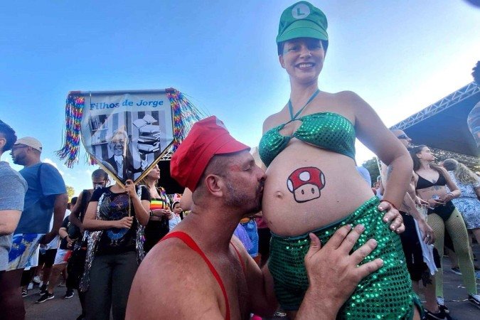 Casal Thayssa lamas, 33 anos e Raphael Wahrendorff, 40 anos, festejam no Suvaco da Asa - (crédito: Carlos Vieira/CB/DA Press) Casal Thayssa lamas, 33 anos e Raphael Wahrendorff, 40 anos, festejam no Suvaco da Asa - (crédito: Carlos Vieira/CB/DA Press)