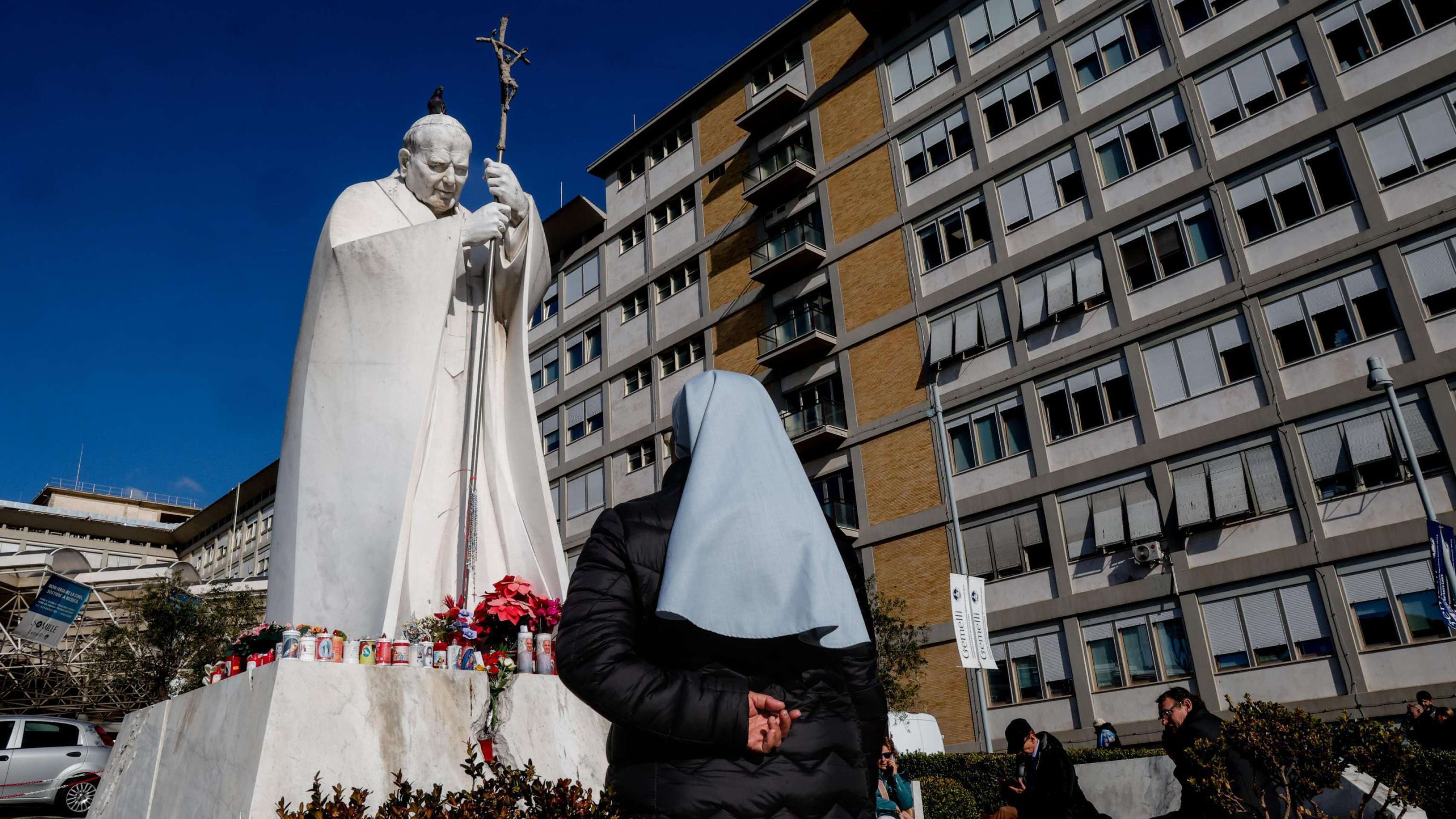 O falecido Papa João Paulo 2º, retratado durante uma visita à Irlanda, foi internado cerca de 10 vezes no Hospital Gemelli