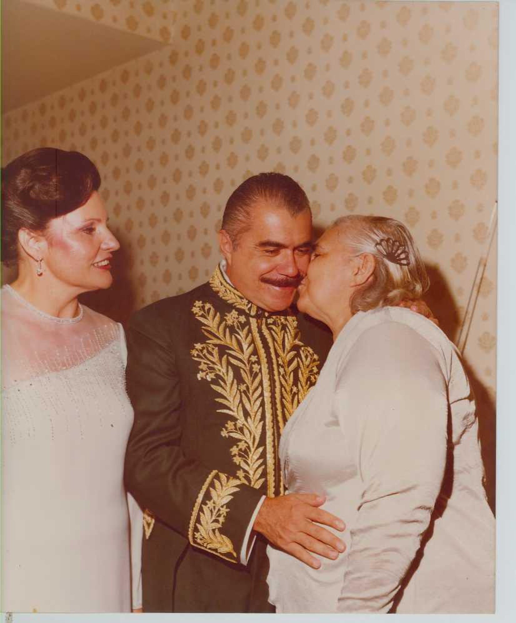  Acompanhado pela esposa Marly (E), o ex-presidente José Sarney, recebe um beijo de sua mãe, Kiola Sarney, durante sua posse na Academia Brasileira de Letras. Foto Arquivo Pessoal.     