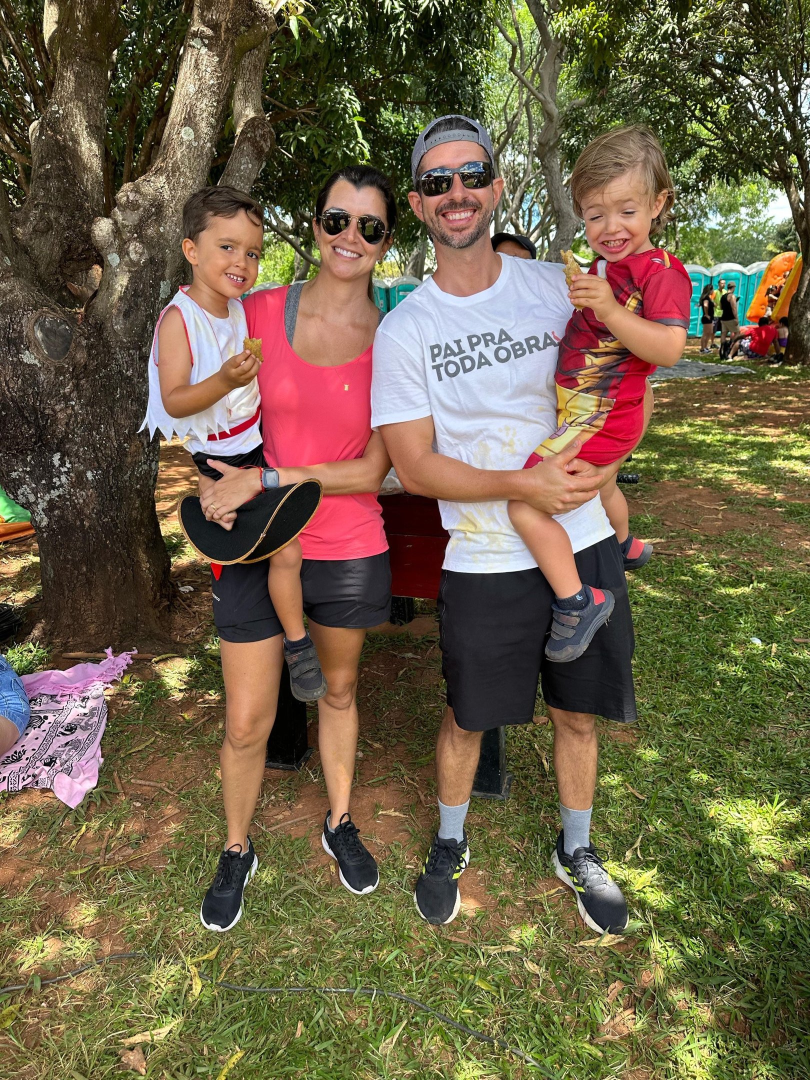 Gustavo Dayrell e Ana Carolina com os pequenos Benjamin e Samuel 