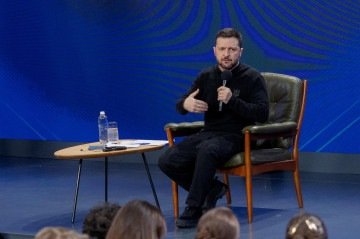 A frustração com as negociações prolongadas alimentou uma disputa crescente entre Zelenski e Trump. O líder ucraniano disse que Trump estava vivendo em uma 