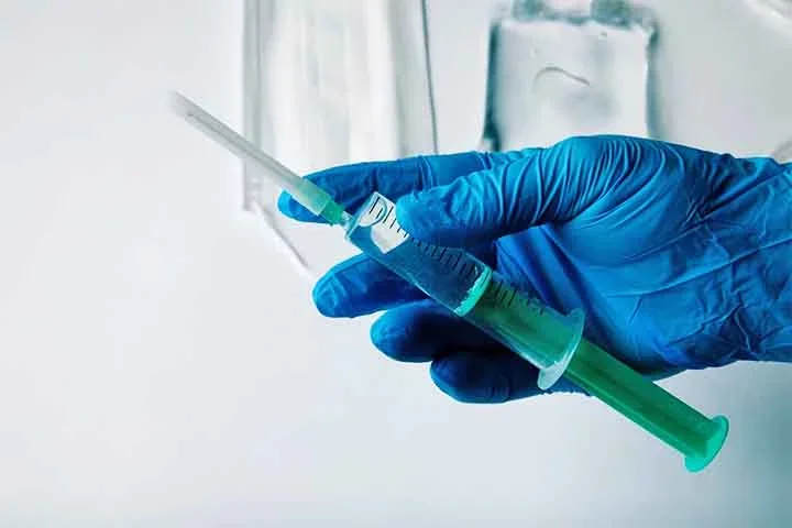 O preenchimento peniano com ácido hialurônico é feito por meio de microcânulas (pequenos tubos metálicos adaptados a seringas) que introduzem o produto na camada subdérmica do pênis -  (crédito:   Imagem Freepik)