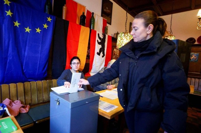 O democrata-cristão Friedrich Merz (dir.) aparece nas pesquisas como o candidato com maior intenção de votos para as eleições alemãs. À esquerda, o candidato do Partido Verde, Robert Habeck -  (crédito: Getty Images)