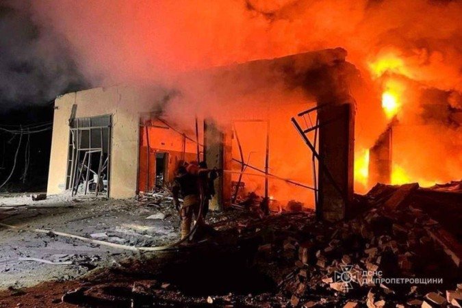 Em Kryvyi Rih, uma pessoa morreu - (crédito: Serviço de Emergência da Ucrânia/Via Reuters) Em Kryvyi Rih, uma pessoa morreu - (crédito: Serviço de Emergência da Ucrânia/Via Reuters)