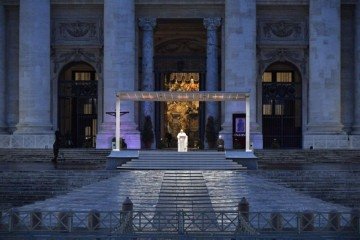 Papa Francisco celebrou a Bênção Urbi et Orbi em uma praça vazia durante a pandemia em 27 de março de 2020 -  (crédito: Vaticano / Divulgação)