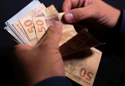 Em julho, a Dívida Pública Mobiliária Federal interna, que representa a maior parte da dívida total, passou de R$ 8,92 trilhões para R$ 8,94 trilhões

 -  (crédito: Marcello Casal Jr/Agência Brasil) -Em julho, a Dívida Pública Mobiliária Federal interna, que representa a maior parte da dívida total, passou de R$ 8,92 trilhões para R$ 8,94 trilhões

 -  (crédito: Marcello Casal Jr/Agência Brasil)