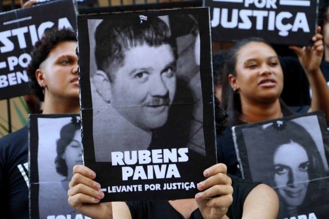 Estudantes foram à casa do general Belham, que dirigia a unidade do DOI-Codi onde Rubens Paiva foi morto - (crédito: Jeff Augusto/Redes sociais) Estudantes foram à casa do general Belham, que dirigia a unidade do DOI-Codi onde Rubens Paiva foi morto - (crédito: Jeff Augusto/Redes sociais)