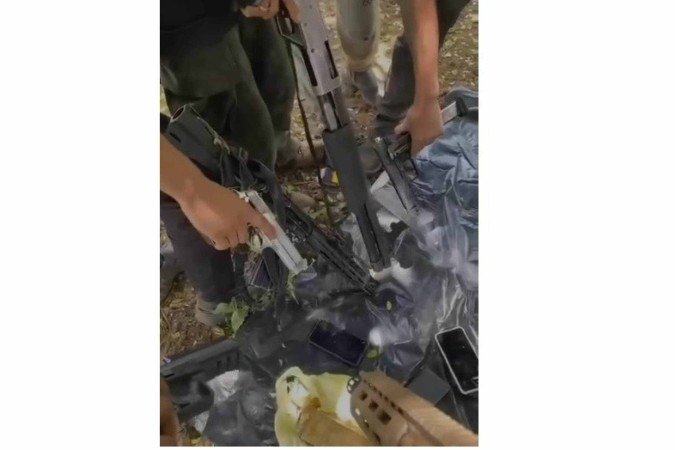 Criminosos ostentavam fuzis nas redes sociais - (crédito: Material cedido ao Correio) Criminosos ostentavam fuzis nas redes sociais - (crédito: Material cedido ao Correio)