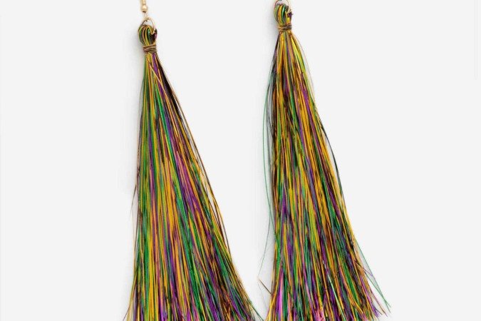 Brinco Fio Em Plástico Com Franjas Metálicas Coloridas Multicores, da Renner (R$ 29,90)