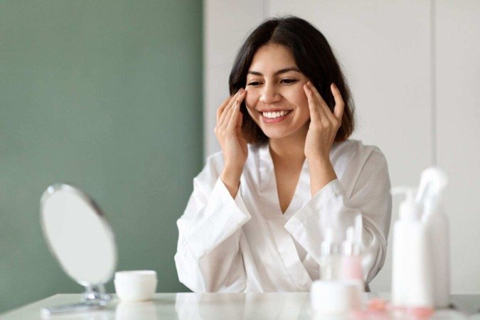 Alguns produtos ajudam a melhorar a saúde e a aparência da pele durante a noite (Imagem: Prostock-studio | Shutterstock) - (crédito: EdiCase) Alguns produtos ajudam a melhorar a saúde e a aparência da pele durante a noite (Imagem: Prostock-studio | Shutterstock) - (crédito: EdiCase)