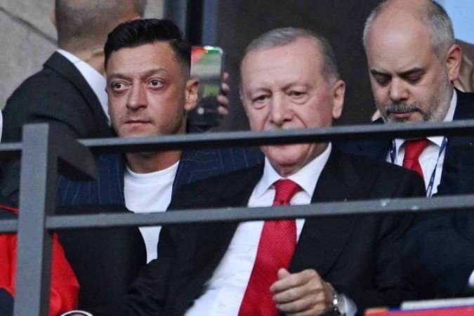 Mesut Özil inicia carreira na política e causa polêmica - (crédito: Foto: Alexander Hassenstein/Bongarts/Getty Images) Mesut Özil inicia carreira na política e causa polêmica - (crédito: Foto: Alexander Hassenstein/Bongarts/Getty Images)