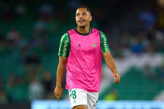  SEVILLE, SPAIN - SEPTEMBER 23: Vitor Roque of Real Betis Balompi.... warms up before the LaLiga match between Real Betis Balompie and RCD Mallorca  at Estadio Benito Villamarin on September 23, 2024 in Seville, Spain. (Photo by Fran Santiago/Getty Images)
     -  (crédito:  Getty Images)