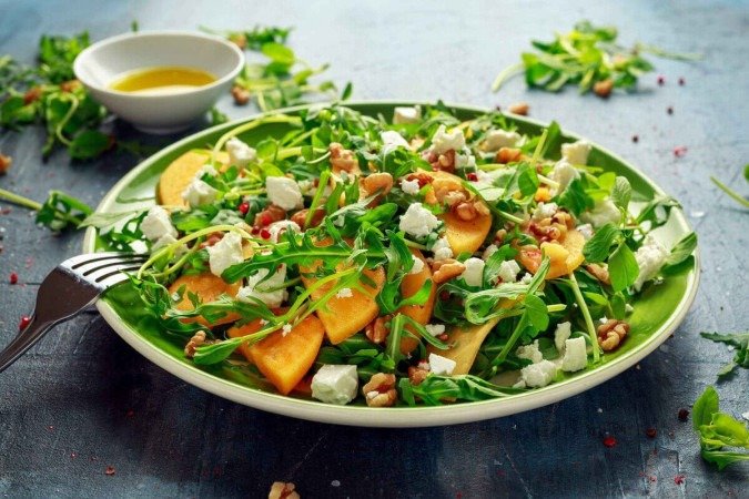 Salada de rúcula com caqui e nozes (Imagem: DronG | Shutterstock) - (crédito: EdiCase) Salada de rúcula com caqui e nozes (Imagem: DronG | Shutterstock) - (crédito: EdiCase)