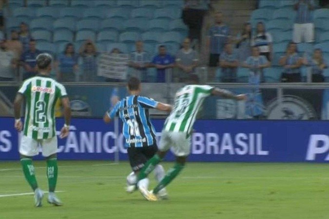Grêmio reclama de pênalti não marcado em Monsalve, na semifinal do estadual - (crédito: — Foto: Reprodução / Premiere) Grêmio reclama de pênalti não marcado em Monsalve, na semifinal do estadual - (crédito: — Foto: Reprodução / Premiere)