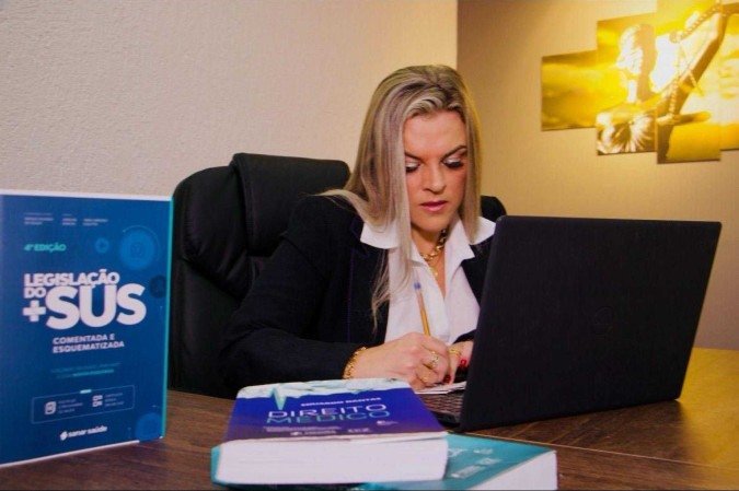 Daniele Ferreira da Costa, advogada, pós-graduada em direito privado, em direito médico e criminologia