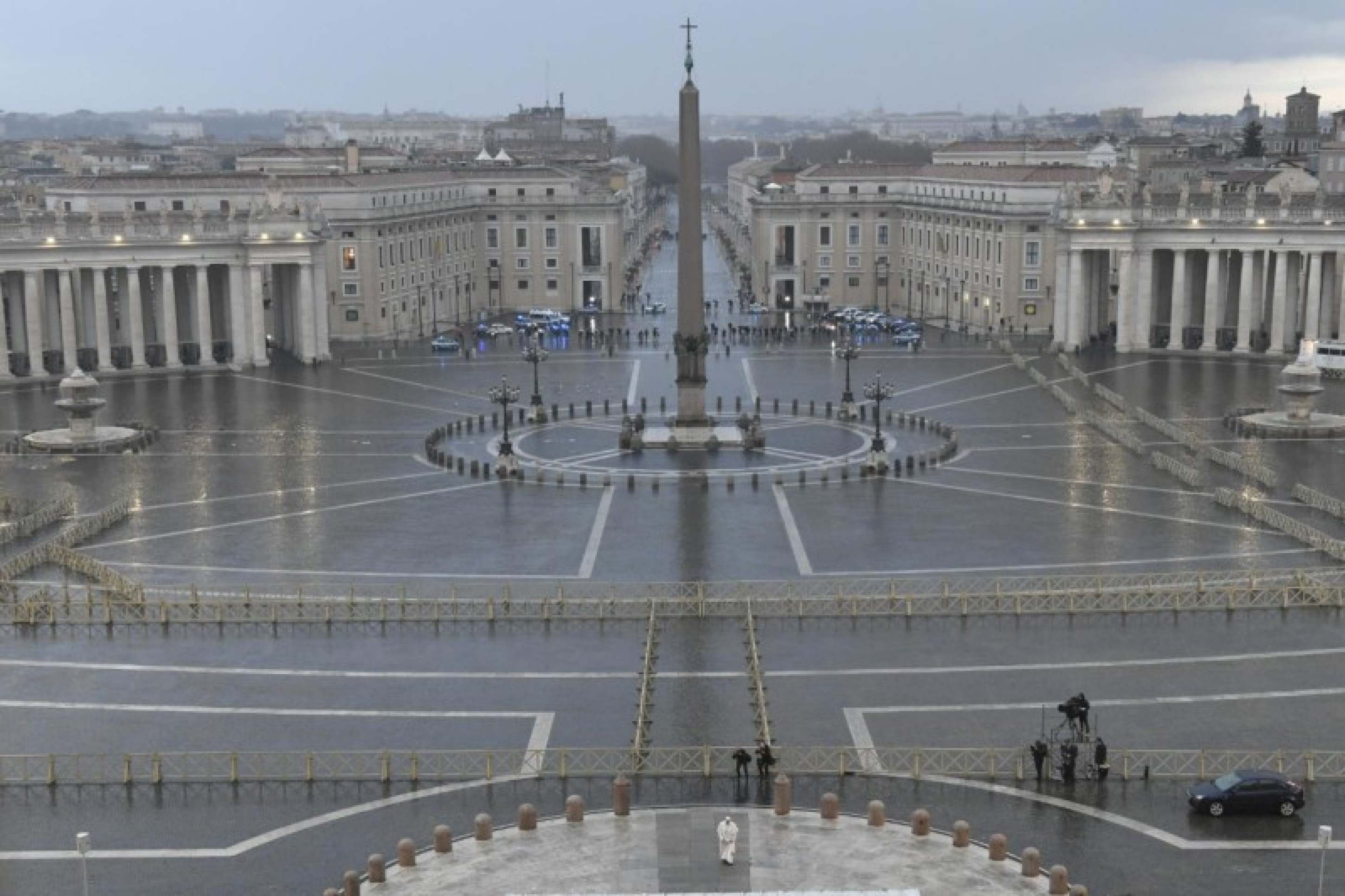 Papa Francisco celebrou a missa para a Basília de São Pedro vazia durante a pandemia 