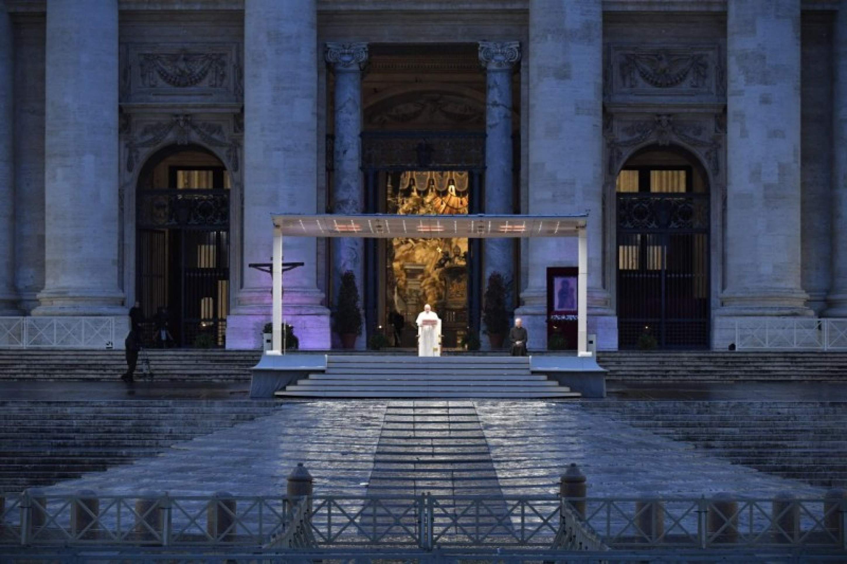 Papa Francisco celebrou a Bênção Urbi et Orbi em uma praça vazia durante a pandemia em 27 de março de 2020