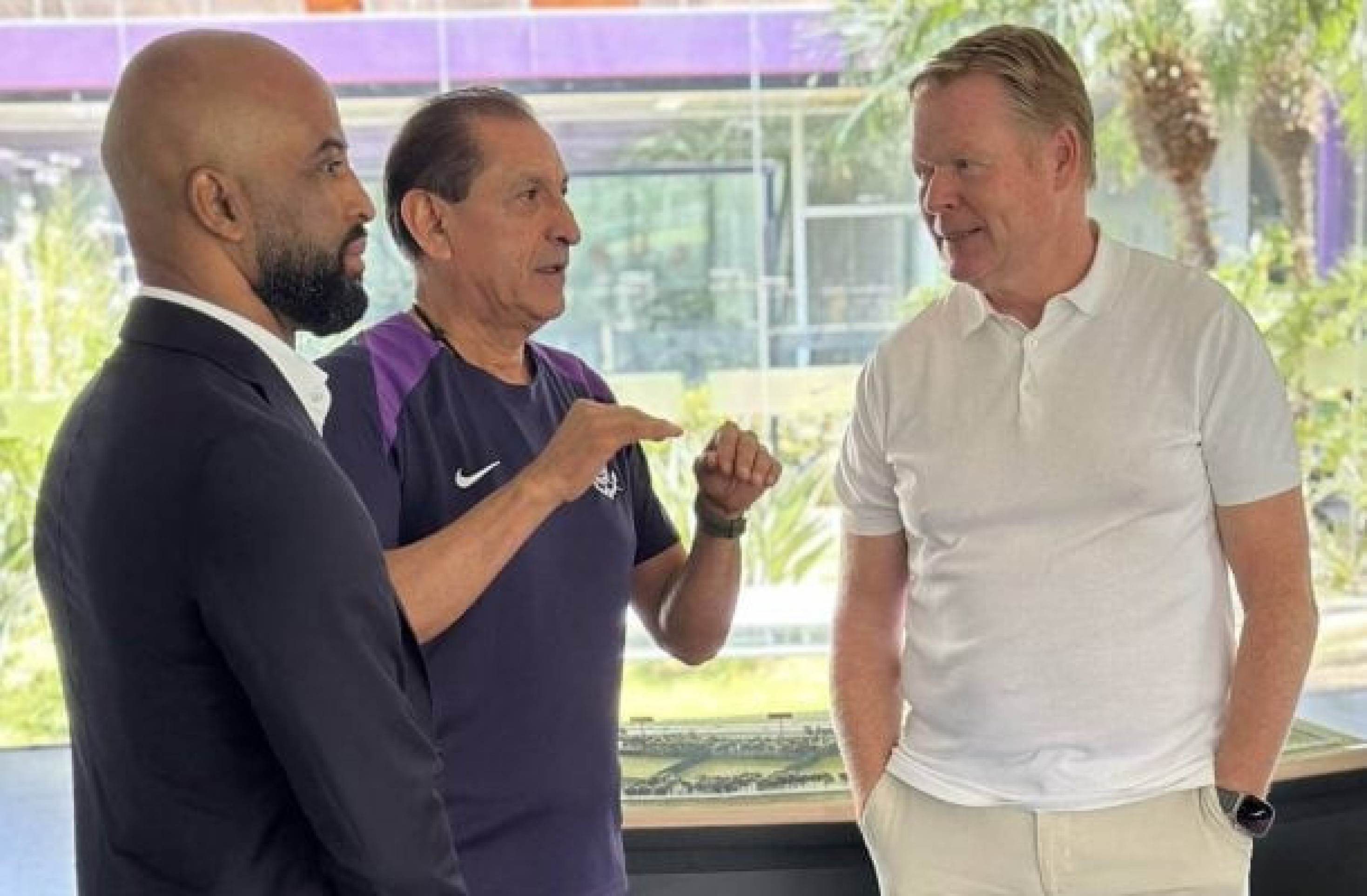 Técnico da Holanda visita o Corinthians e acompanha de perto Memphis Depay