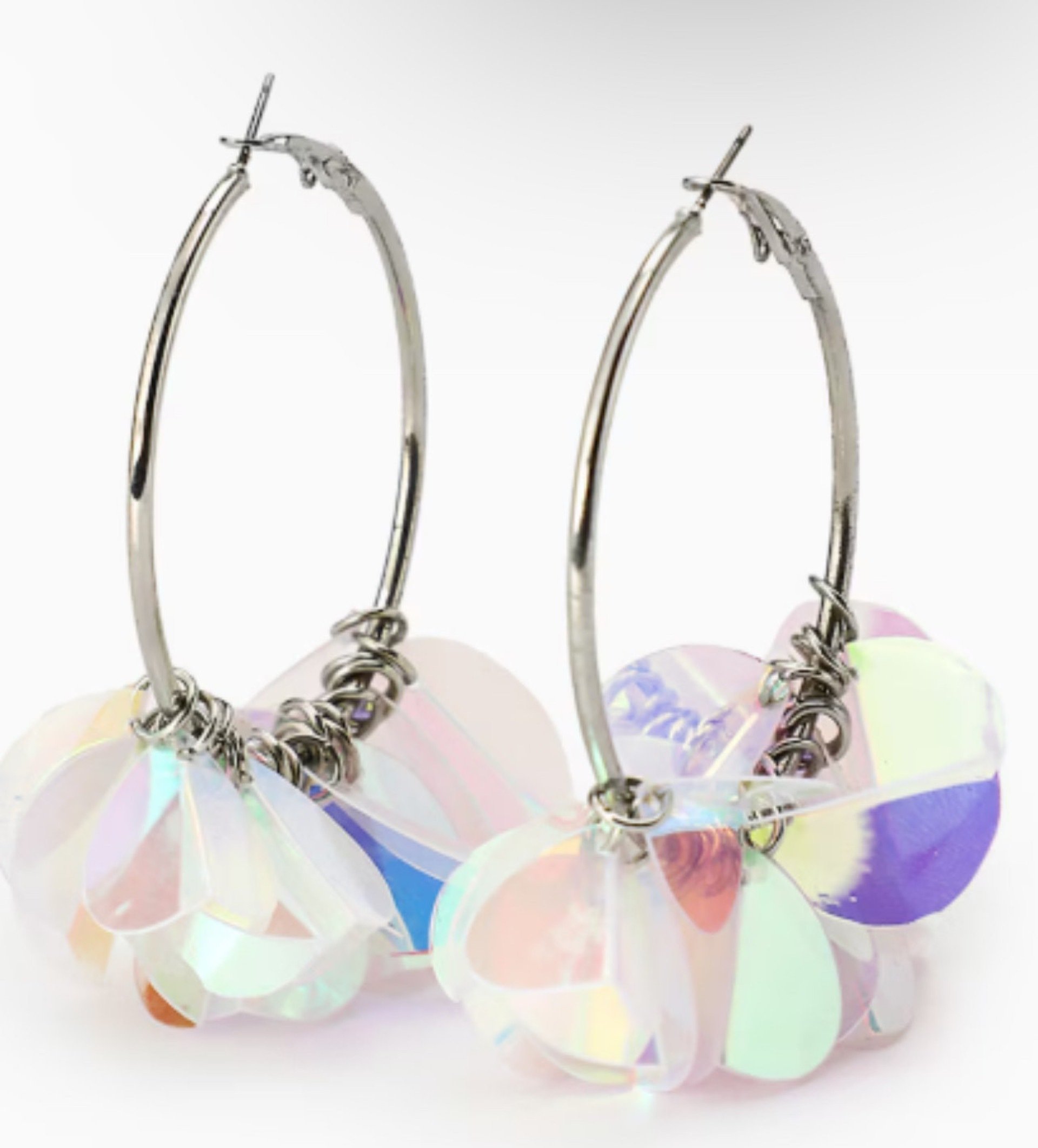 Brinco feminino argola com paetê multicor. Acessório by Riachuelo (R$ 39,99)