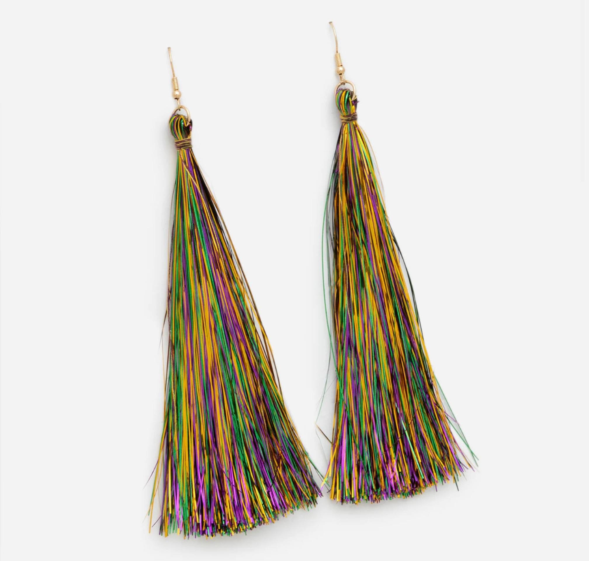 Brinco Fio Em Plástico Com Franjas Metálicas Coloridas Multicores, da Renner (R$ 29,90)