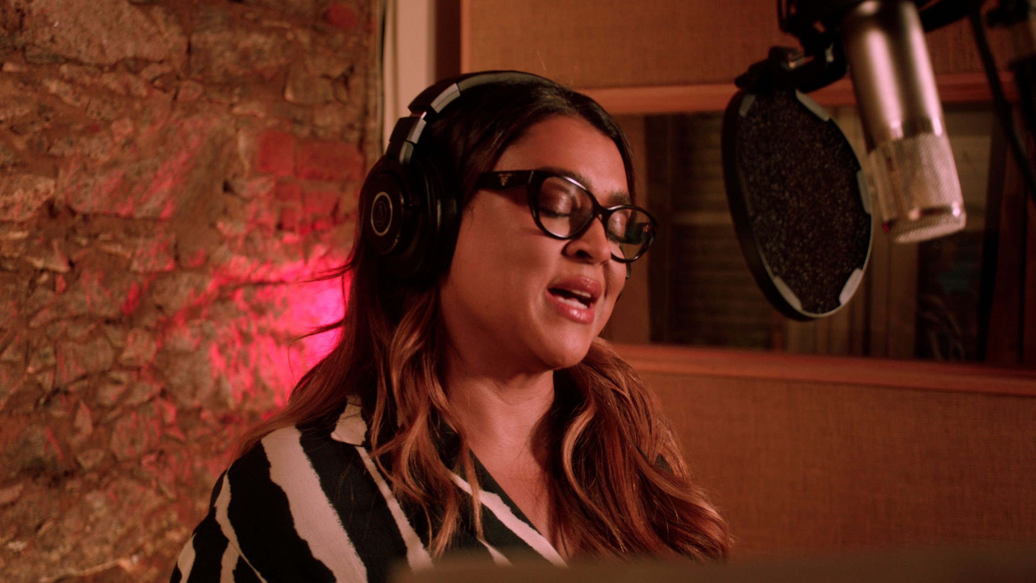 A cantora, Preta Gil, que interpreta a música, enfrenta um câncer colorretal desde janeiro de 2023.