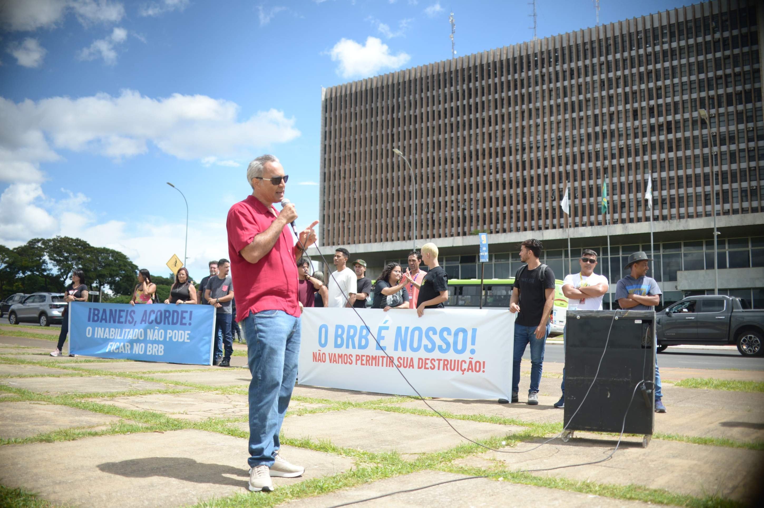 Funcionários do BRB protestam contra assédio e indefinição na presidência do banco