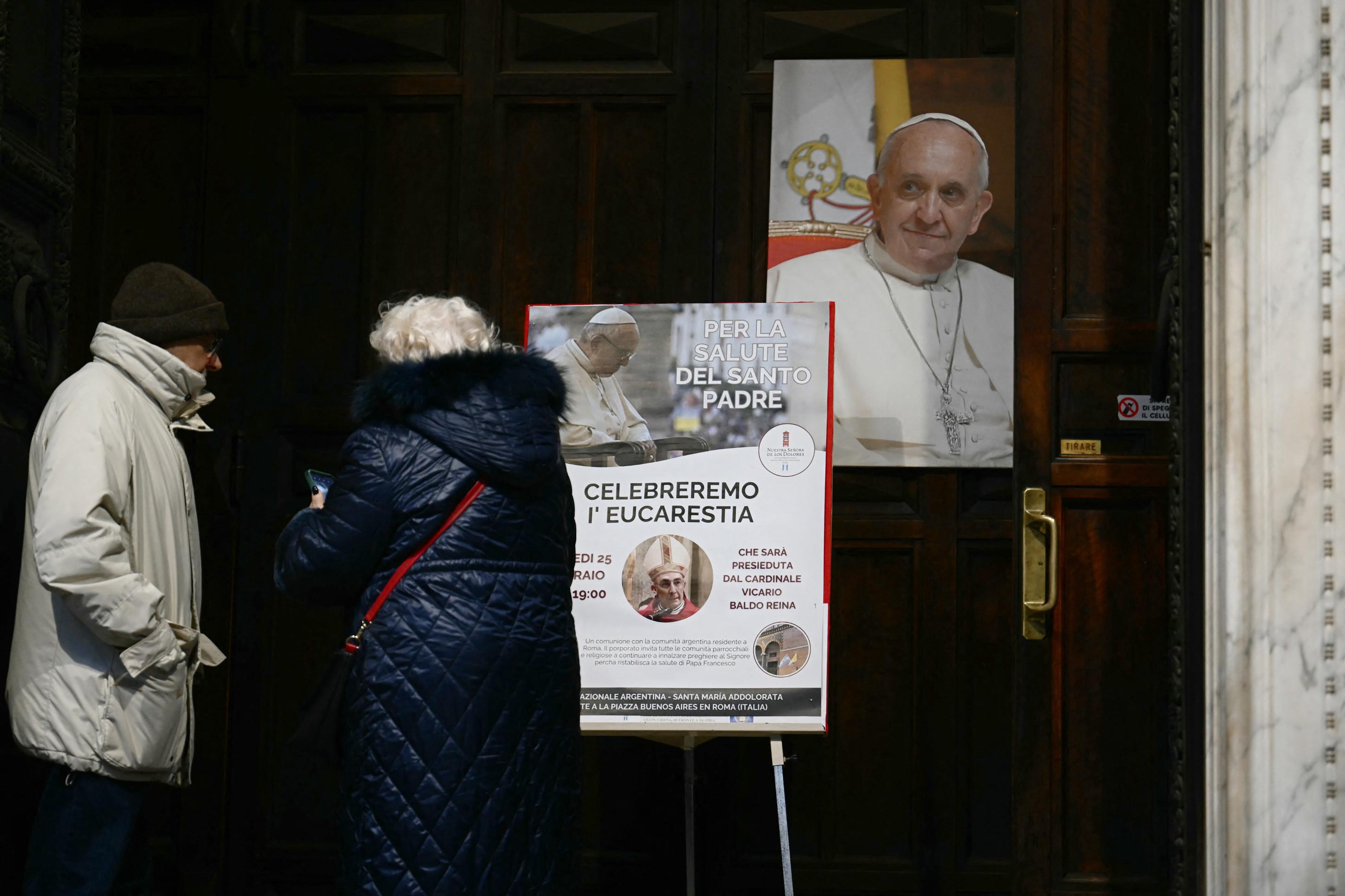 Fiéis na igreja frequentada pela comunidade argentina em Roma