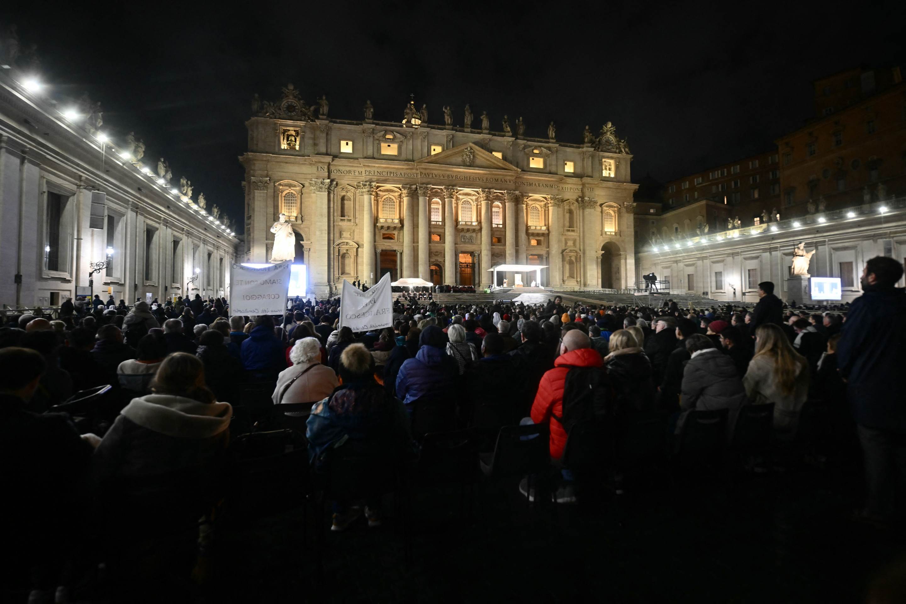 Pela segunda noite consecutiva, centenas de católicos se reuniram em oração, na Praça de São Pedro, para pedir pela saúde do pontífice 
