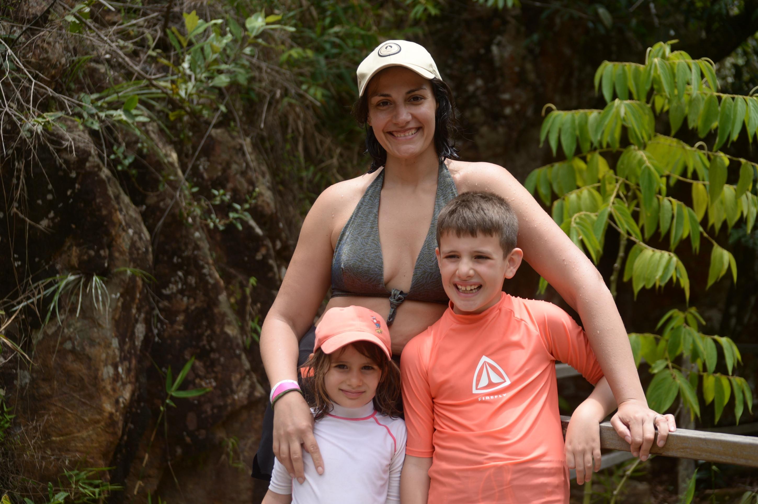 Naiana acompanhou com os filhos, Matheo e Eloysa, a soltura das aves