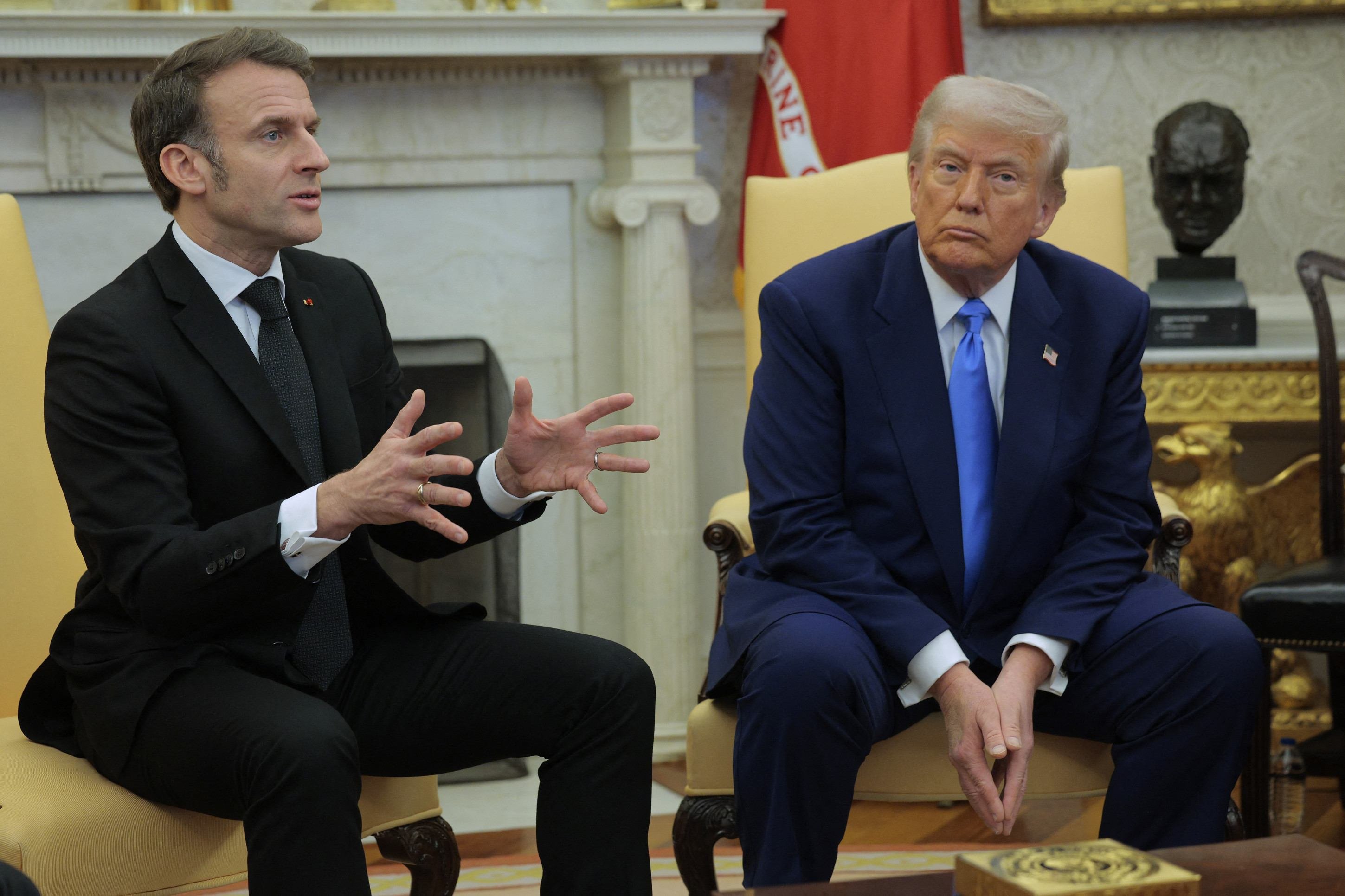 O presidente dos EUA, Donald Trump, ouve o presidente francês Emmanuel Macron responder à pergunta de um repórter no Salão Oval da Casa Branca em 24 de fevereiro de 2025 em Washington      
